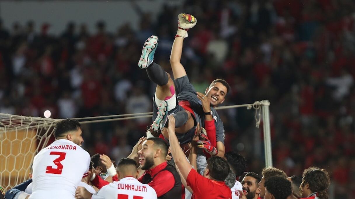 Le gardien du Wydad, Youssef Motie, célébré par les siens après la qualification pour les demi-finales de la LDC, le 28 avril 2023.