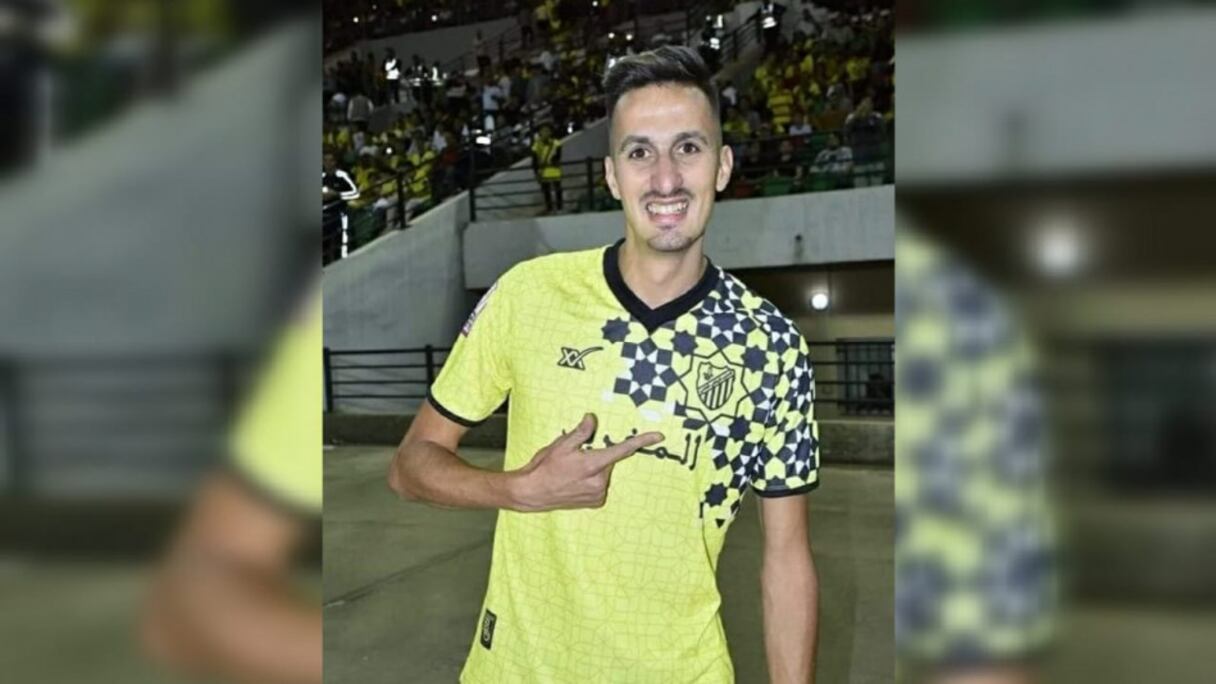 Soufiane El Bakkali portant le maillot du Maghreb de Fès.