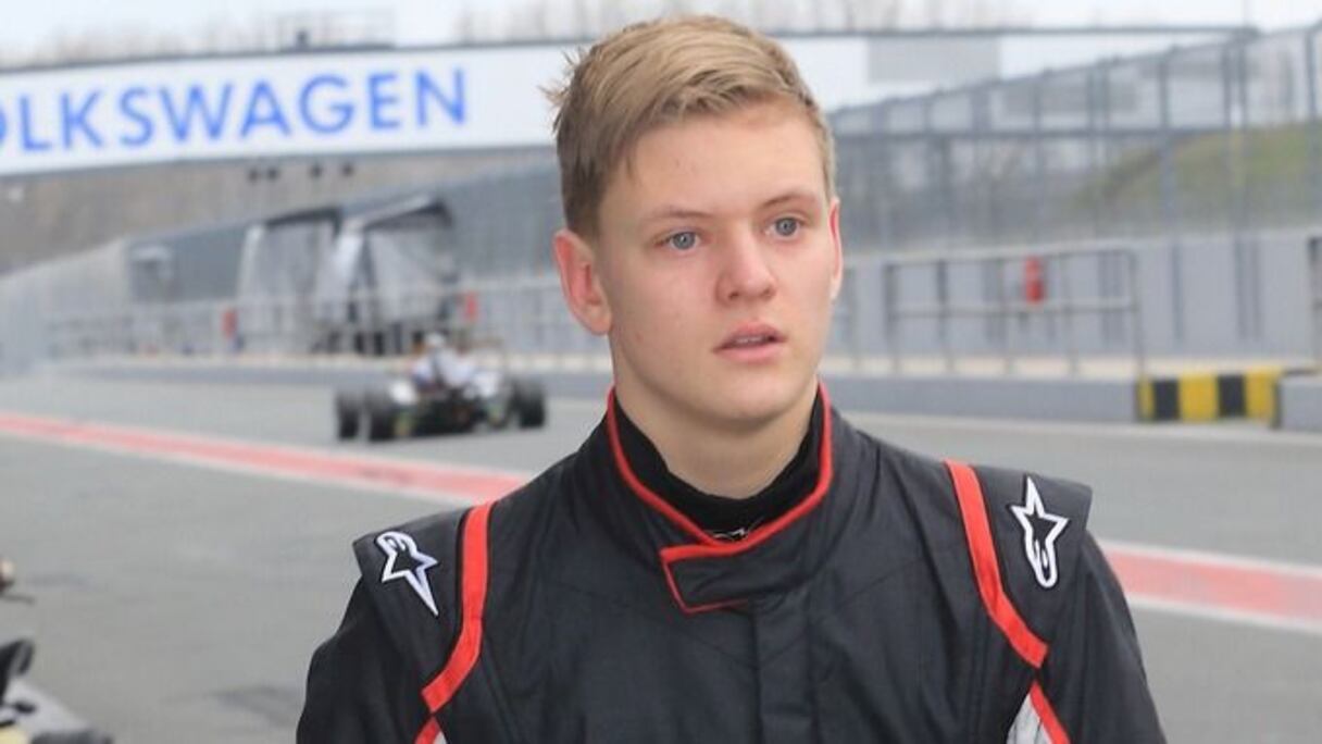 Mick Schumacher suit les traces de son père en signant avec Ferrari.