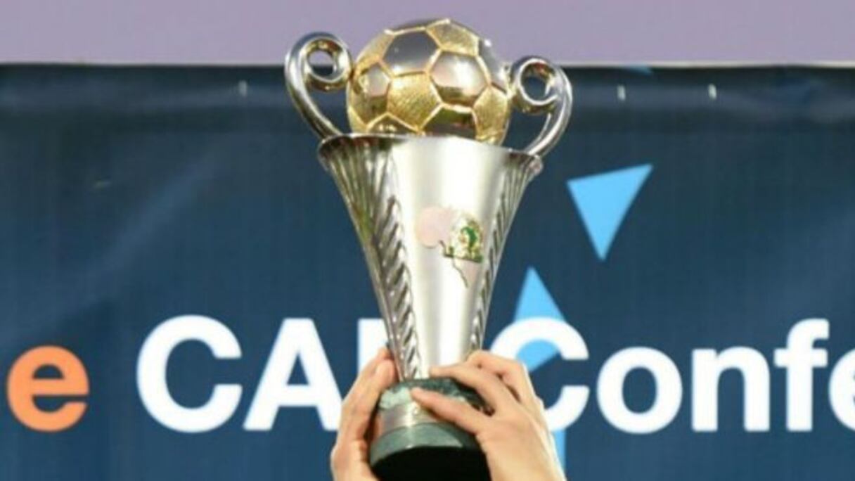Le trophée de la Coupe de la CAF.