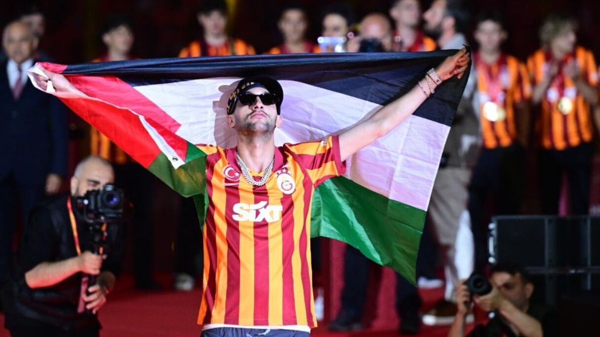 Hakim Ziyech arbore le drapeau palestinien lors de la célébration du titre de champion de Turquie avec Galatasaray, le 27 mai 2024.