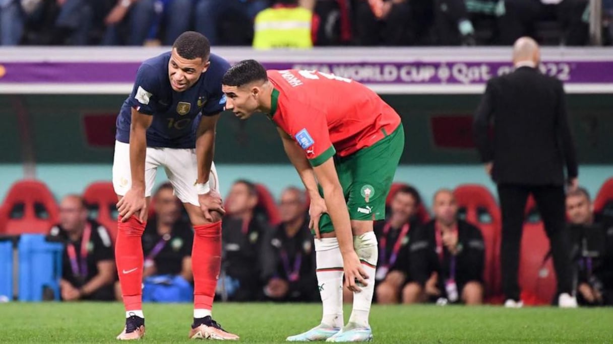 Achraf Hakimi et Kylian Mbappé lors de la demi-finale du Mondial 2022 entre le Maroc et la France.