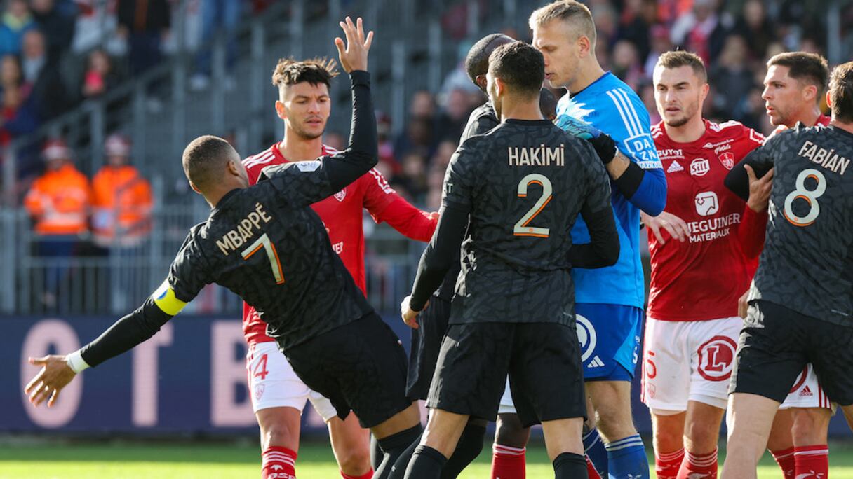 Achraf Hakimi et Kylian Mbappé lors du match Brest-PSG, le 29 octobre 2023.
