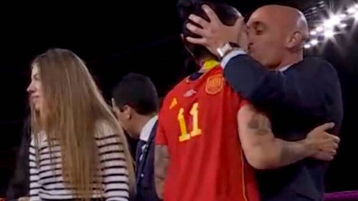 La joueuse espagnole Jenni Hermoso, embrassée de force par le président de la fédération Luis Rubiales, lors de la victoire de la Roja au Mondial.