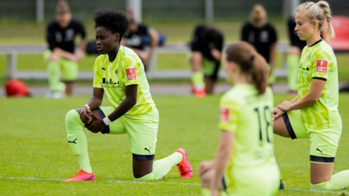 Des joueuses d'Essen mettent un genou à terre en solidarité avec le mouvement "Black Lives Matter" et en hommage à George Floyd, lors d'une demi-finale de Coupe d'Allemagne contre le Bayer, le 10 juin 2020 à Leverkusen.
