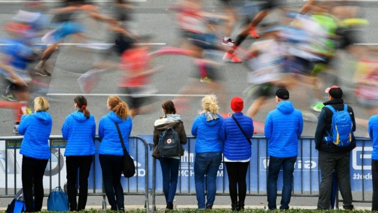 Des spectateurs suivent le dernier marathon de Berlin, le 29 septembre 2019.
