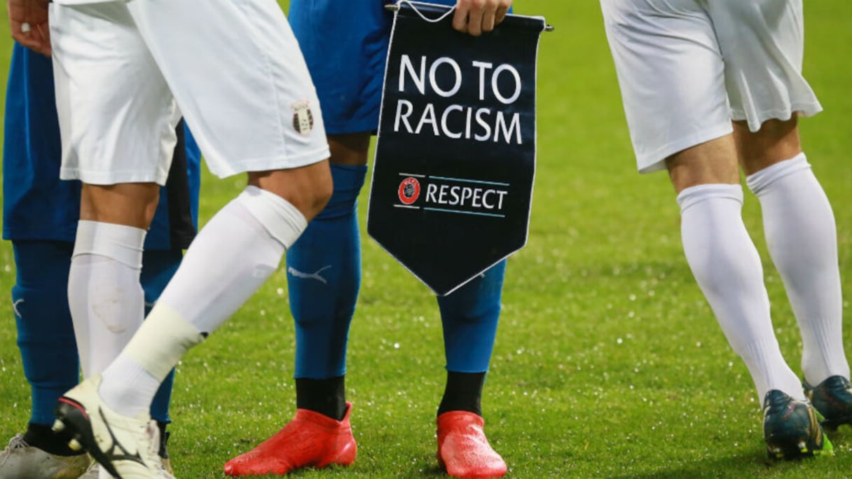 Un drapeau «Non au racisme» lors d'un match de foot.