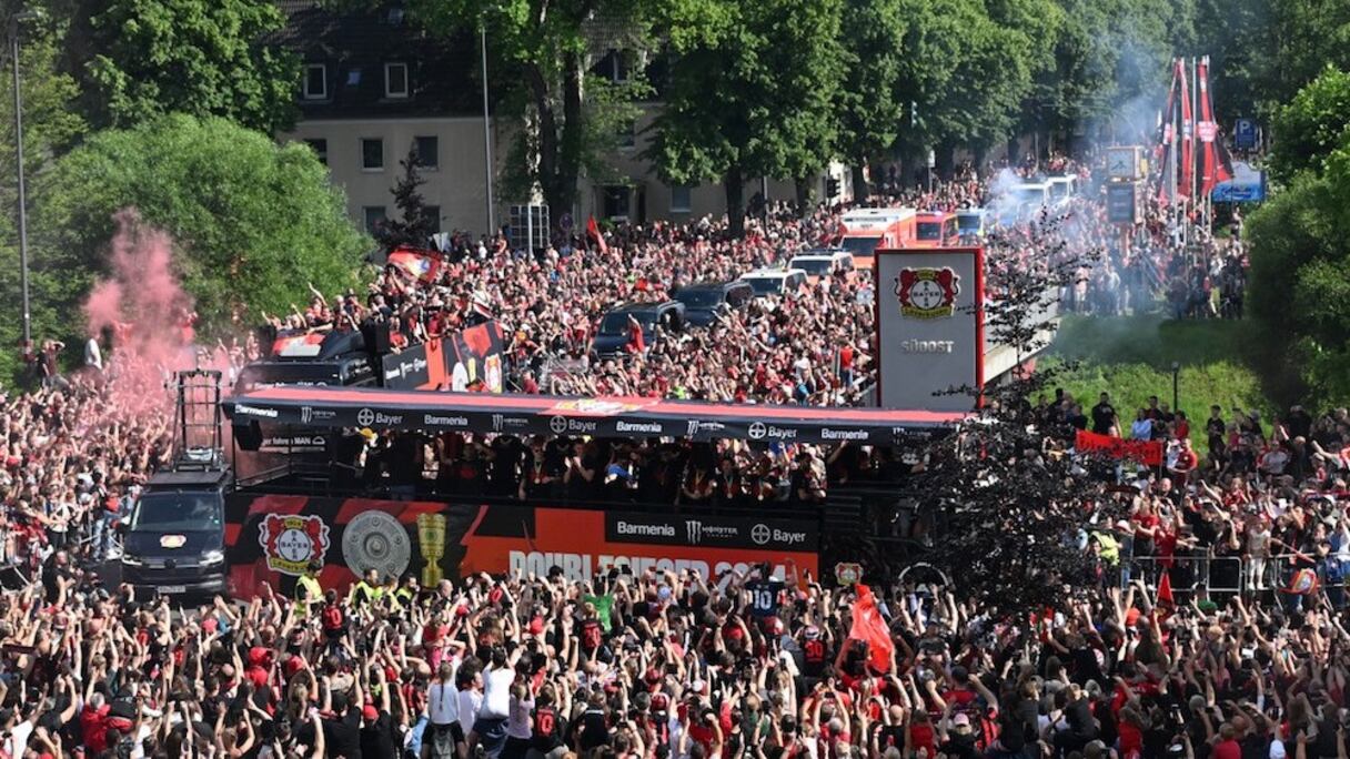 Les joueurs du Bayer Leverkusen accueillis en héros après leur doublé Coupe/Championnat, le 26 mai 2024.
