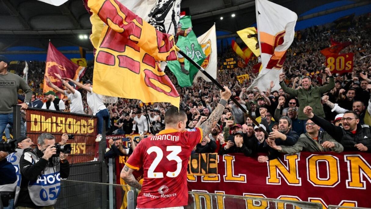 Gianluca Mancini célèbre avec les fans de la Roma son but de la victoire contre la Lazio, le 6 avril 2024.