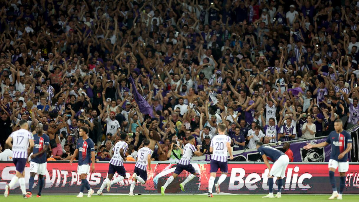 Zakaria Aboukhla et les joueurs de Toulouse célébrant le but du Lion de l'Atlas contre le PSG, le samedi 19 août 2023.