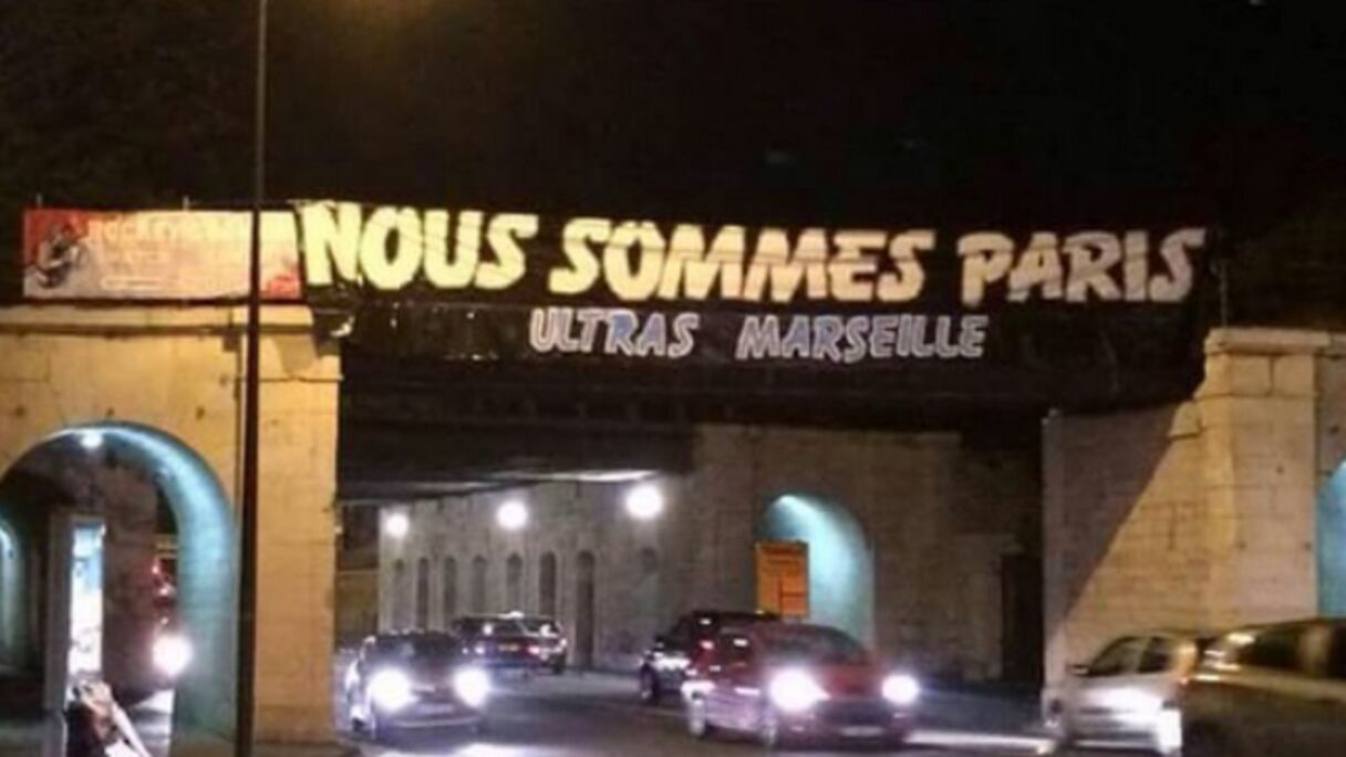 "Nous sommes Paris", le message fort des supporters de l'Olympique de Marseille après les attentats de Paris.