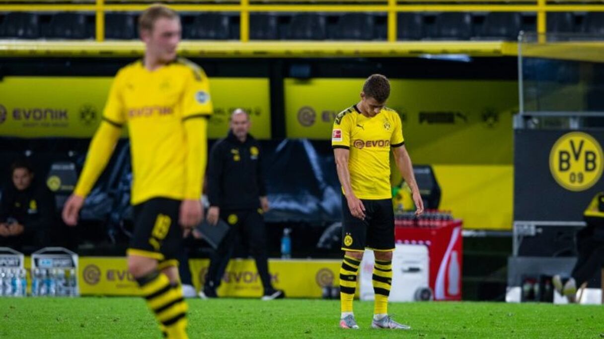 L'attaquant français de Mayence, Jean-Philippe Mateta (g), saute de joie après son but à Dortmund, lors du match de Bundesliga, le 17 juin 2020.