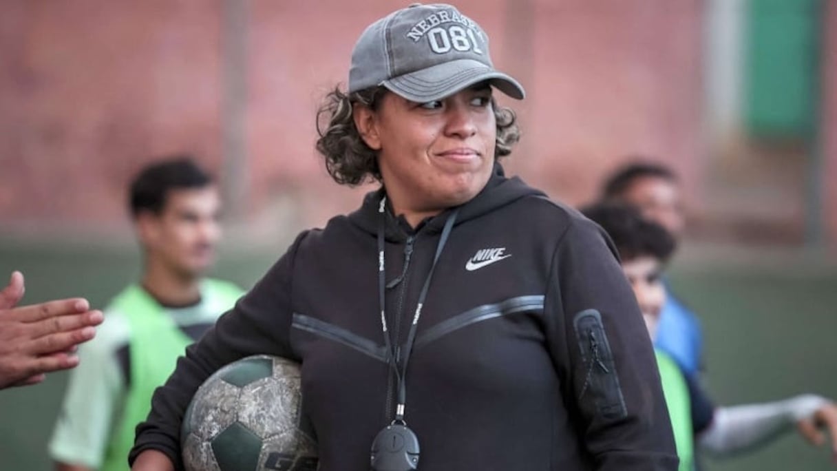 Hasna Doumi, remière femme marocaine à entrainer une équipe masculine de football.