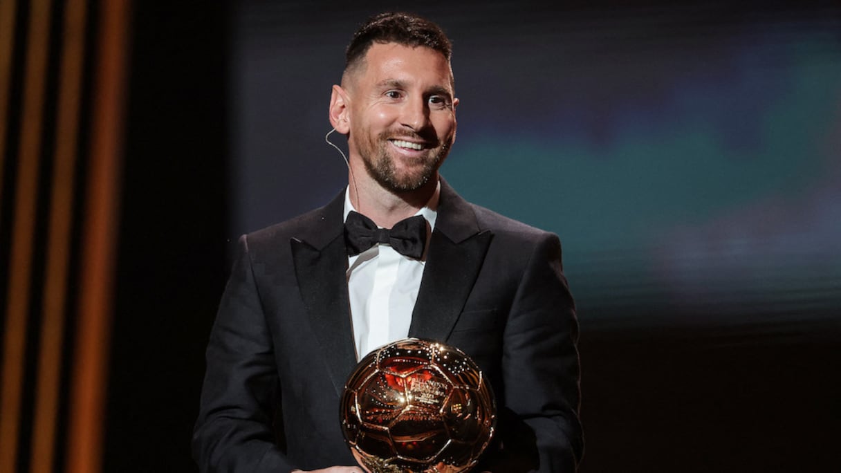 Lionel Messi avec son huitième Ballon d'Or.