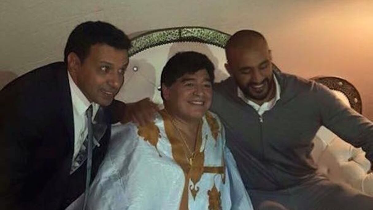Maradona pose en boubou sahraoui aux côtés de Badr Hari.