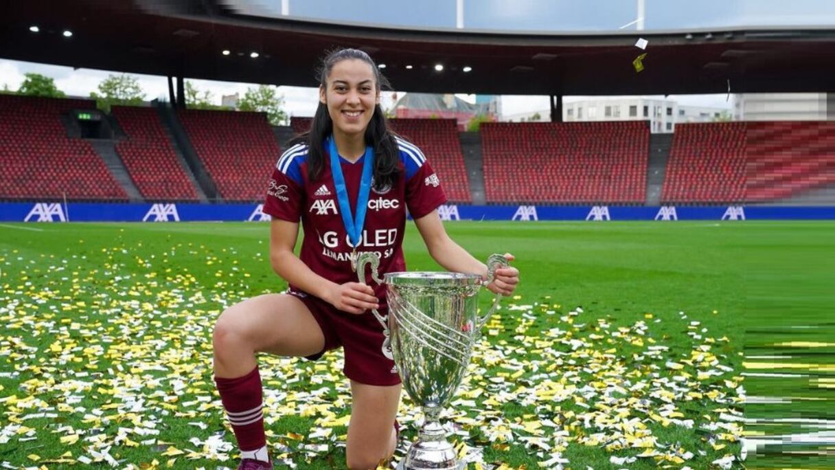 La Lionne de l'Atlas Imane Saoud posant près du Trophée de la Coupe de Suisse.