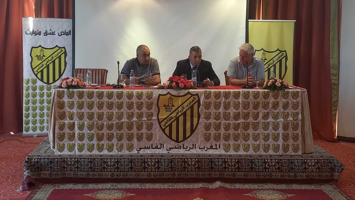 Ismaïl Jamaï, au milieu, lors d'une conférence de presse annonçant sa démission de la présidence du Maghreb de Fès.