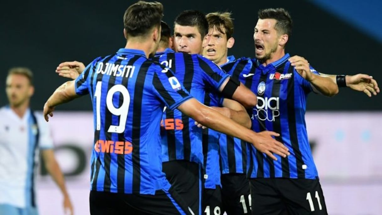 Le milieu ukrainien de l'Atalanta, Ruslan Malinovskyi (c), fête son but avec ses coéquipiers lors du match de Serie A contre la Lazio Rome, à Bergame, le 24 juin 2020.