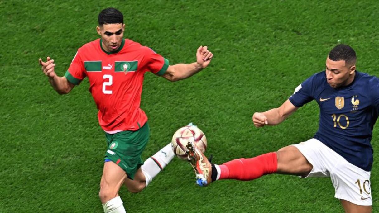 Achraf Hakimi et Kylian Mbappé lors de la demi-finale du Mondial 2022 entre le Maroc et la France