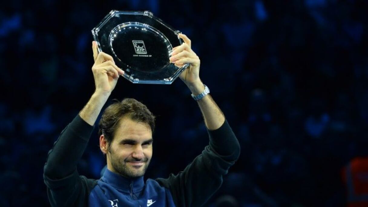 Roger Federer brandit le trophée de finaliste du Masters de fin de saison, le 22 novembre 2015 à Londres.