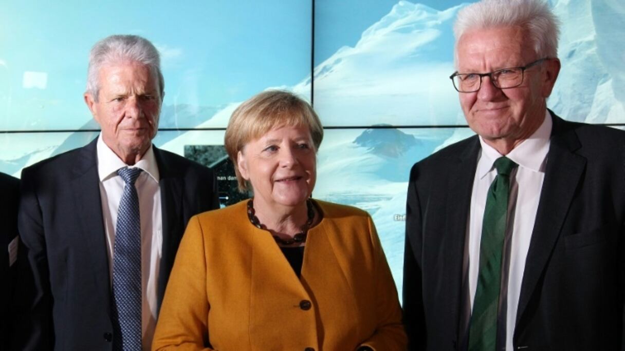 Dietmar Hopp (G) avec la chancelière allemande Angela Merkel lors de l'ouverture de la Climate Arena, le 7 octobre 2019 à Sinsheim, dans le sud de l'Allemagne.