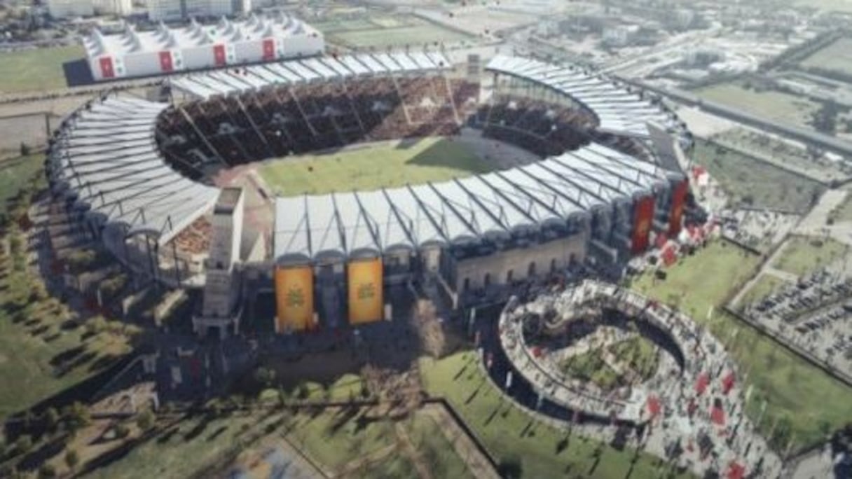 Même son de cloche pour le complexe sportif de Fès. Les rénovations, prévues en 2020, porteront sa capacité à 46 092 places. Il sera entièrement couvert et des tribunes temporaires seront ajoutées sur l'actuelle piste d'athlétisme, ce qui rapprochera les spectateurs du terrain. 45 loges VIP seront installées et tous les espaces libres, sous les tribunes, seront convertis en salons Lounge.