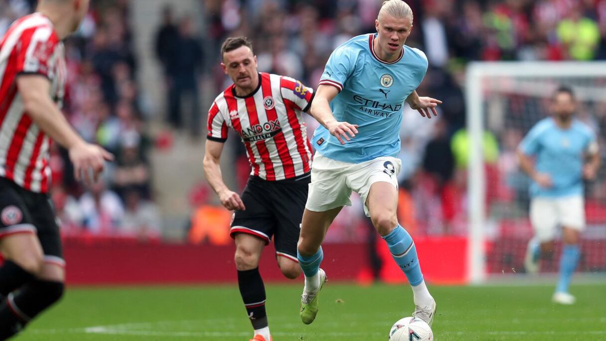 Erling Haaland menant une attaque de Manchester City contre Sheffield United en match de Premier League, le 27 août 2023.