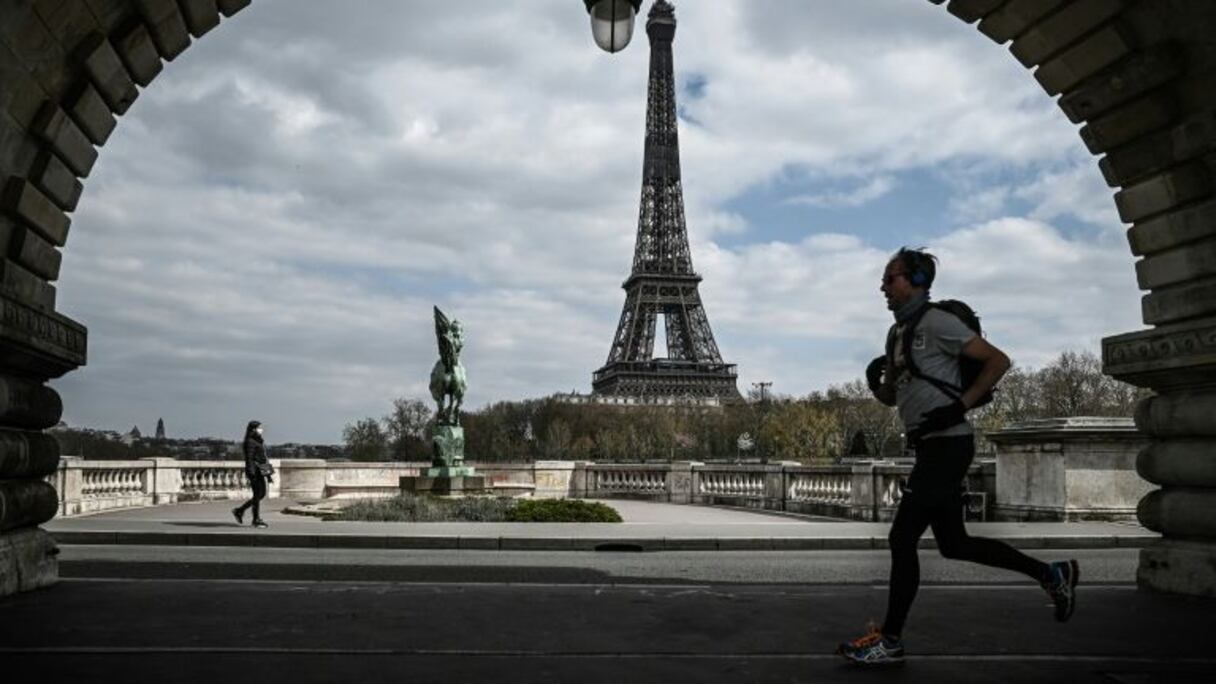 Un homme fait son jogging sous le pont Bir-Hakeim à Paris, le 2 avril 2020.