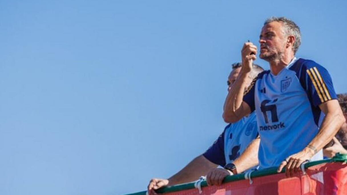 Luis Enrique, entraineur de l'Espagne, donne des instructions aux joueurs par talkie-walkie.