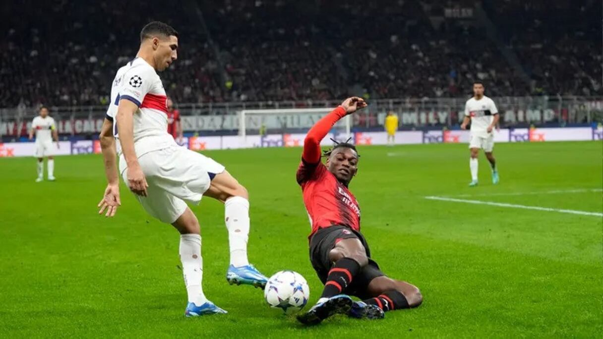 Achraf Hakimi et Rafael Leao lors du match AC Milan-PSG en Ligue des Champions