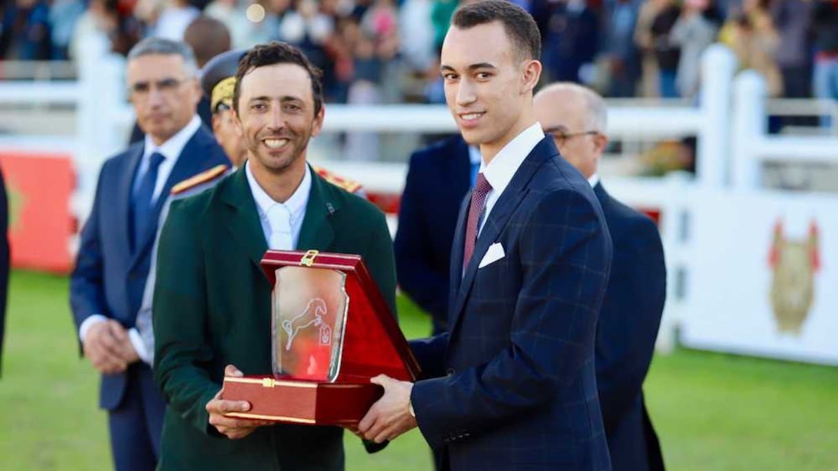 Le prince héritier Moulay El Hassan et le cavalier Ali Al Ahrach, qui a remporté le Grand Prix du roi Mohammed VI du Concours officiel de saut d’obstacles 3* de la Garde royale.