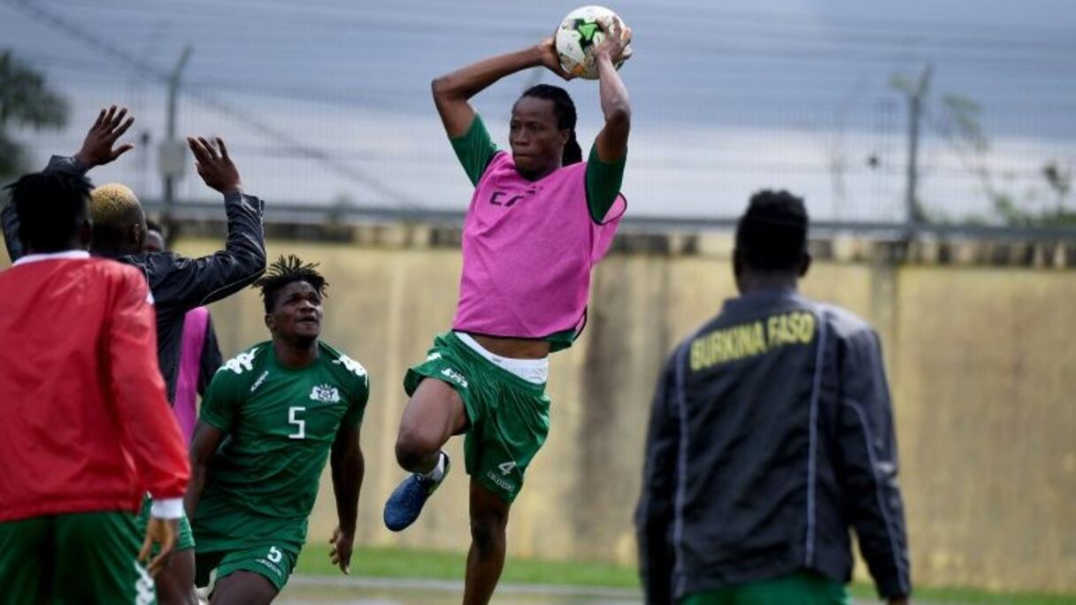 Le défenseur du Burkina Faso Bakary Koné (c) lors d'un entraînement, le 31 janvier 2017 à Libreville.