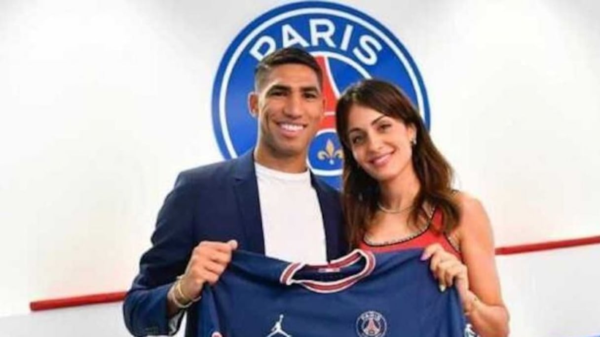 Achraf hakimi et son épouse Hiba Abouk lors de la signature du footballeur au PSG.