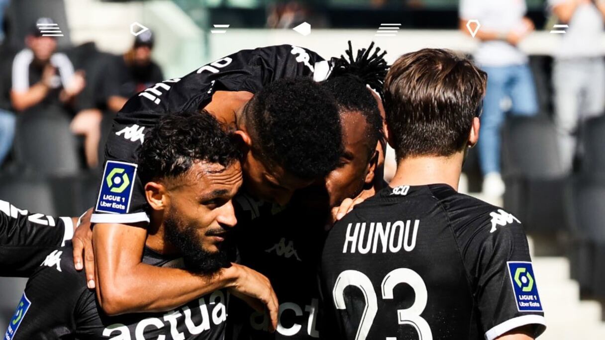 Sofiane Boufal félicité par ses coéquipiers d'Angers.