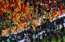 Des supporters sénégalais s'affrontent lors de la finale de la CAN entre le Sénégal et le Maroc, au Stade Prince Moulay Abdellah à Rabat le 18 janvier 2026