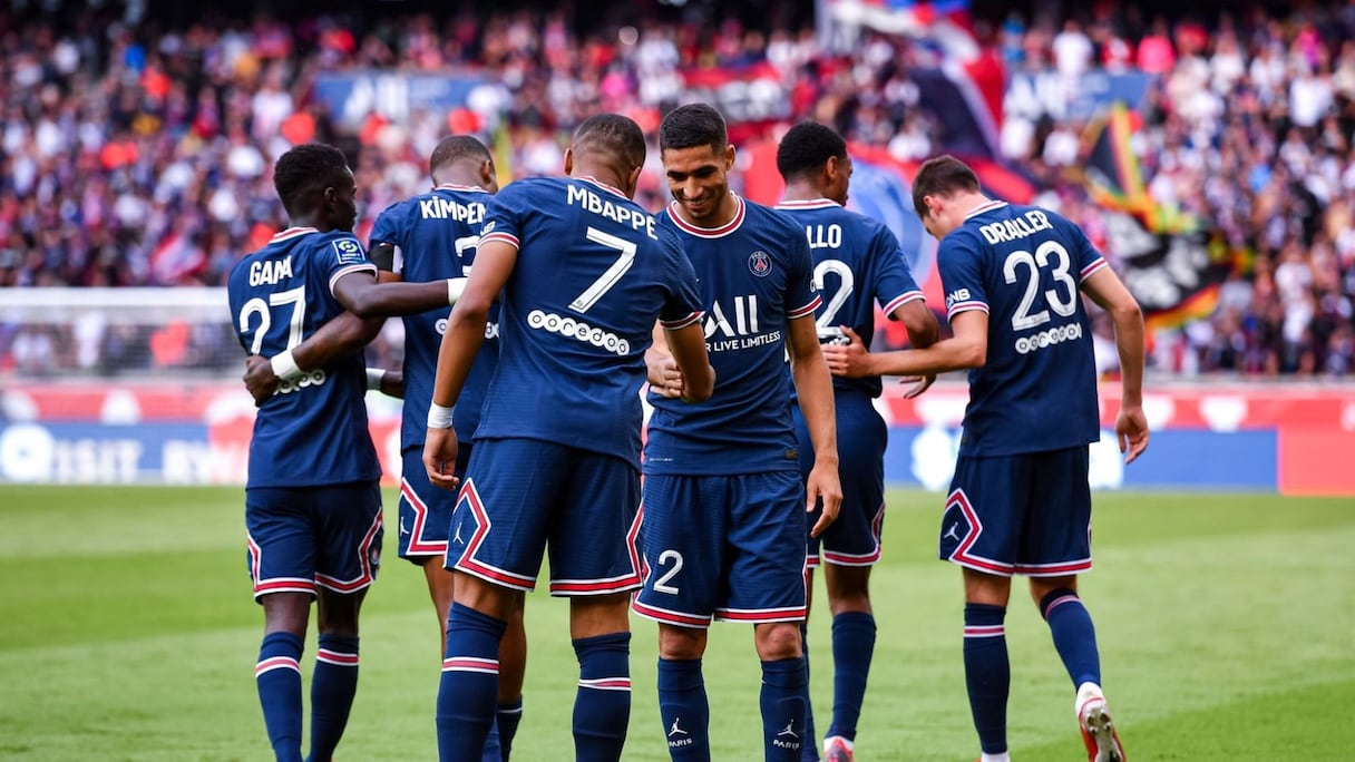 Achraf Hakimi en pleine célébration avec Kylian Mbappé.