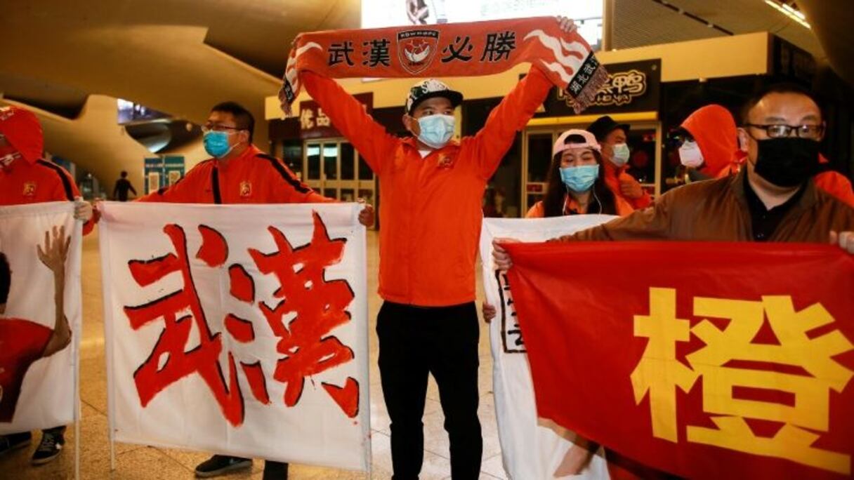 Les supporteurs du club de Wuhan Zall souhaitent la bienvenue aux joueurs de retour dans la ville, après 104 jours d'absence, le 18 avril 2020