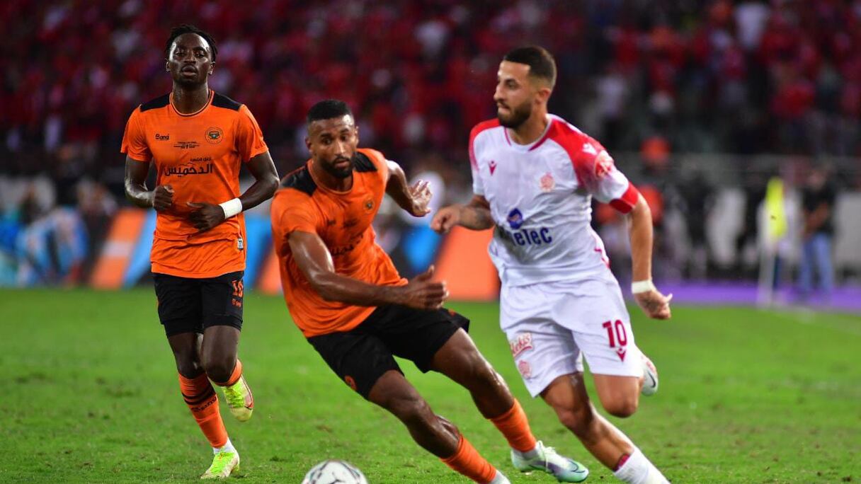 Ayman El Hassouni (à droite) à la lutte avec Larbi Naji, en finale de la Coupe du Trône 2020-2021.