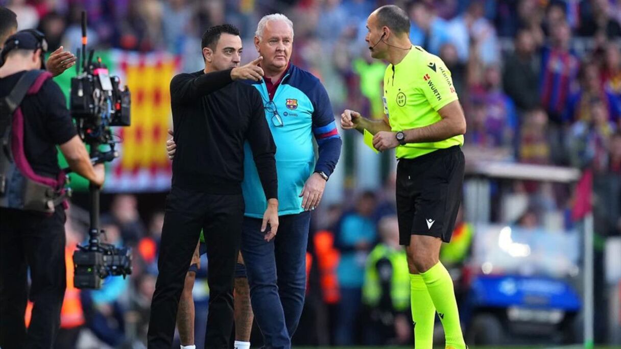 L'arbitre espagnol Antonio Miguel Mateu Lahoz en discussion avec l'entraineur du Barça Xavi