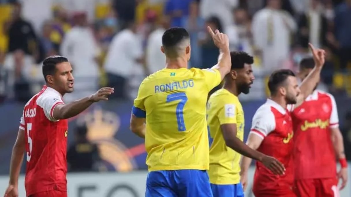 Cristiano Ronaldo indique à l'arbitre qu'il n'y avait pas faute sur lui lors de la rencontre de Ligue des champions asiatique entre son club d'Al Nassr et Persepolis, le 27 novembre 2023 à Ryad.