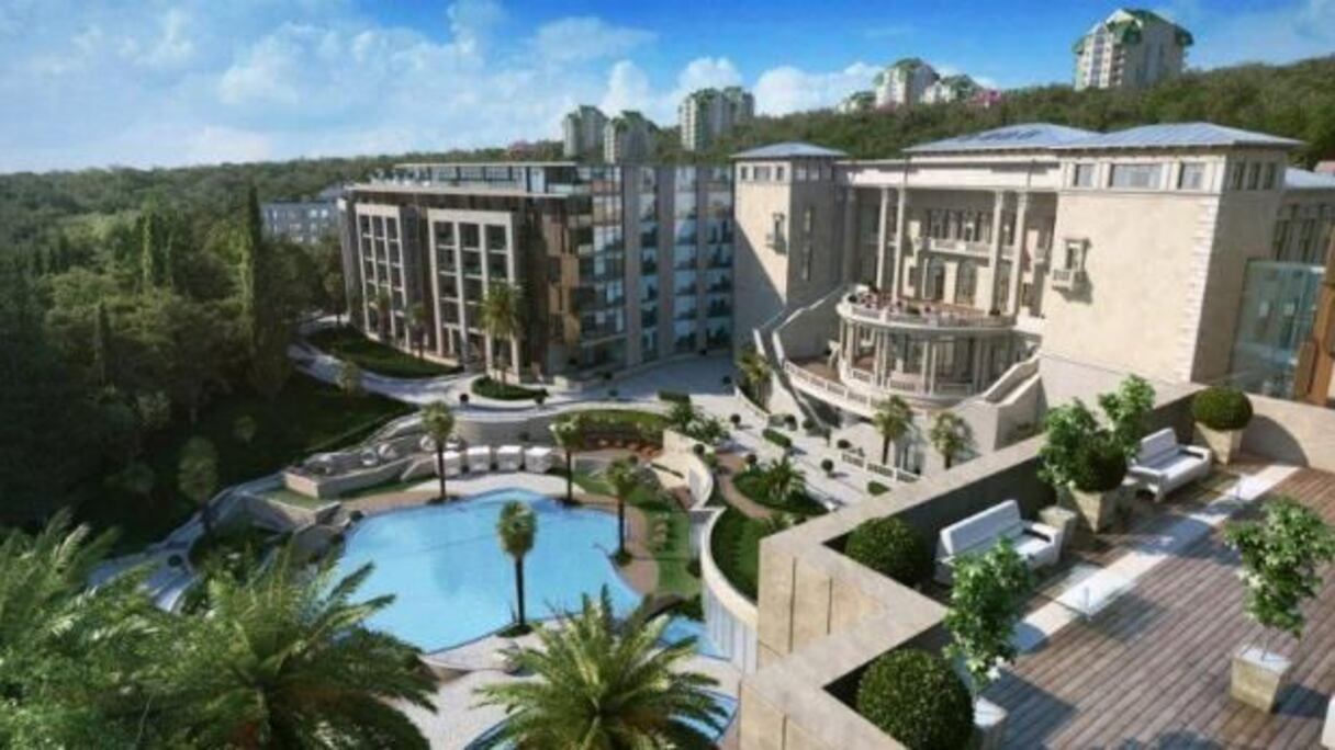 La bande à Neymar sera au Swissotel Resort Sotchi Kamelia, un somptueux établissement 5 étoiles situé au bord de la mer Noire. Plage privée, spa et courts de tennis seront, entre autres, mis à la disposition de la Seleçao.