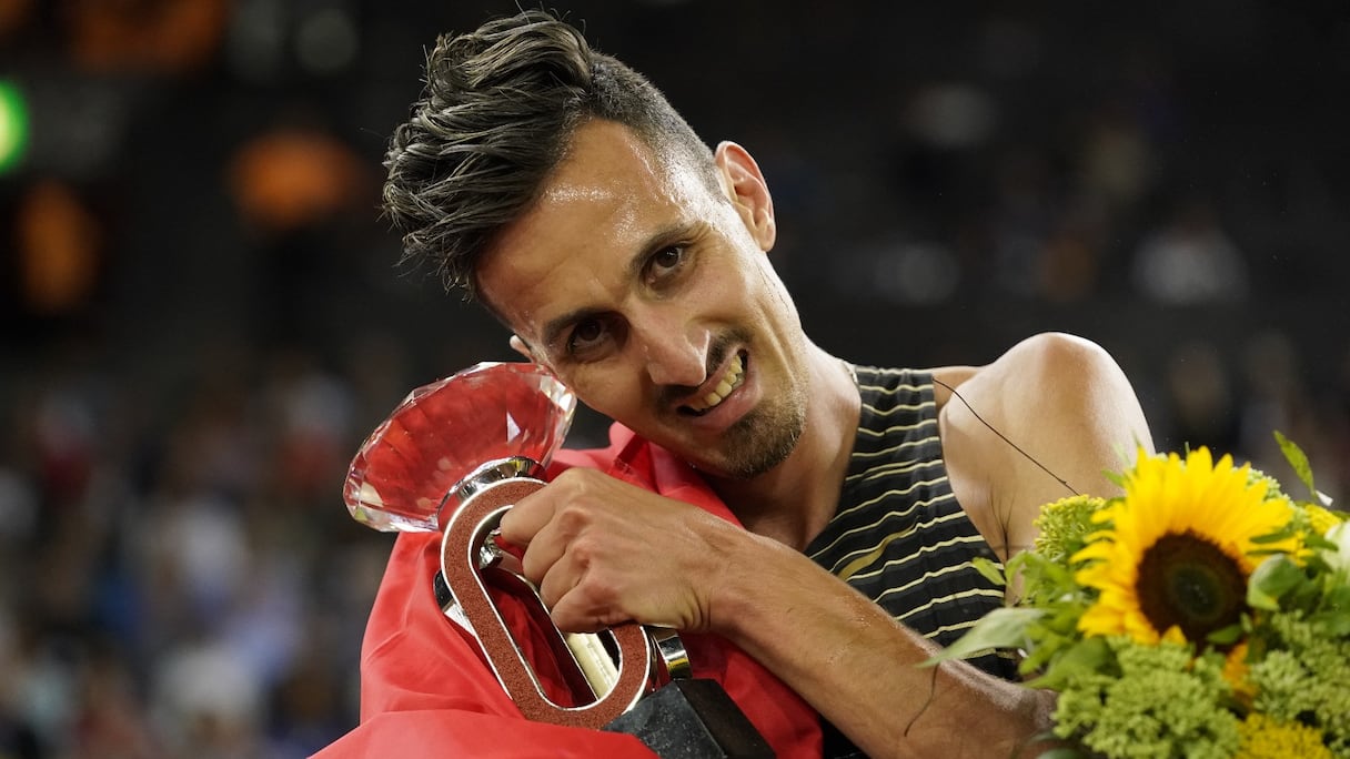 Soufiane El Bakkali avec le trophée de la Ligue de diamant