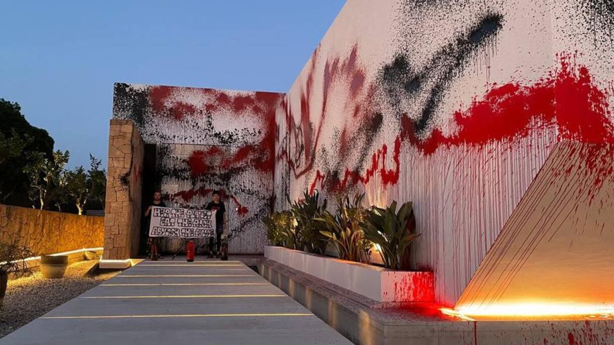 Les militants de Futuro Vegetal devant la façade de la maison de Lionel Messi à Ibiza.