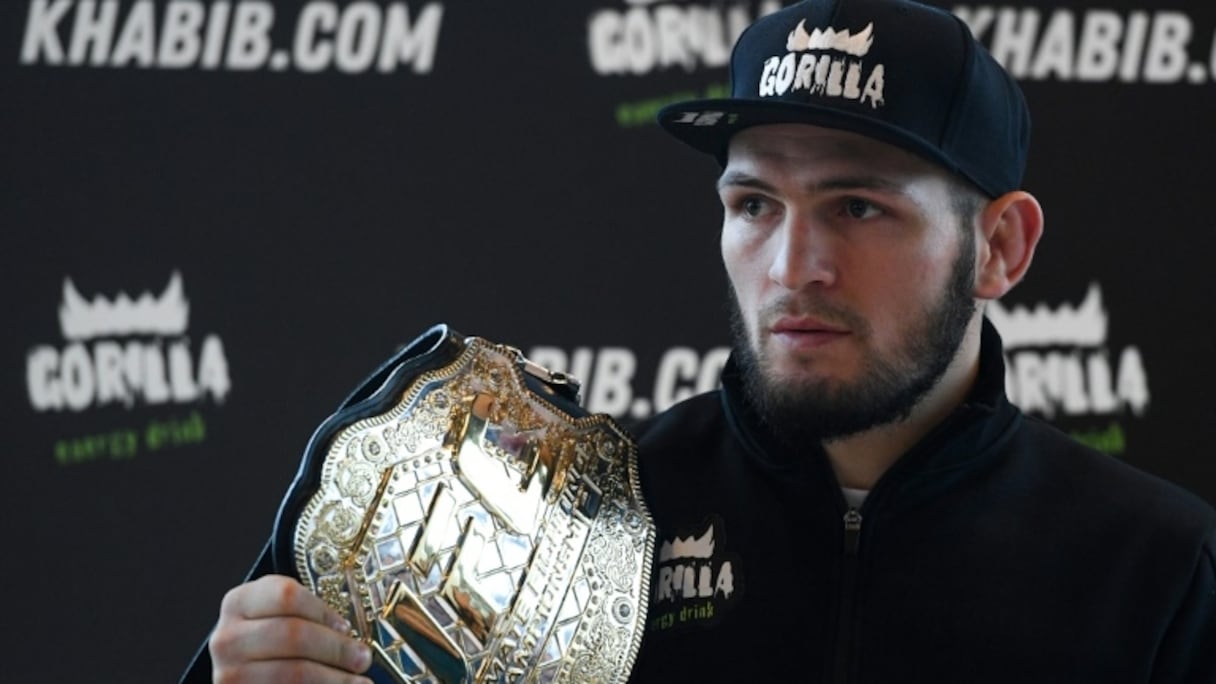 Khabib Nurmagomedov avec sa ceinture de champion UFC lors d'une conférence de presse à Moscou le 26 novembre 2018