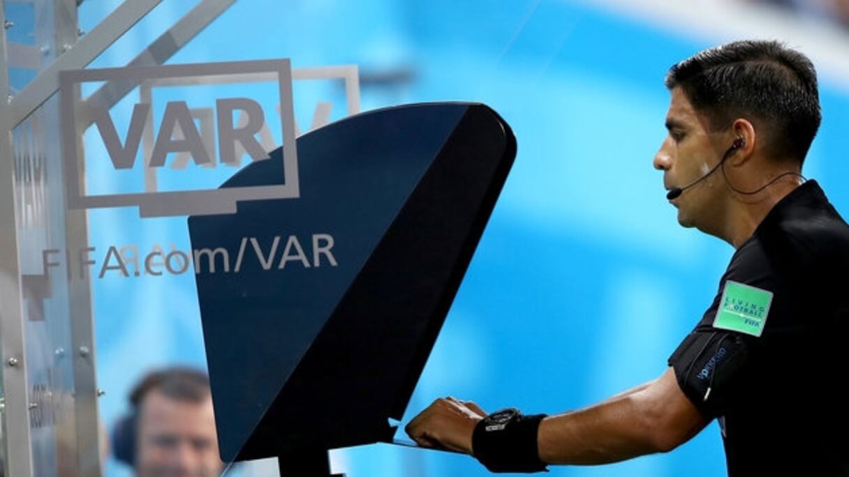 Aleksandar Mitrovic et l'arbitre Felix Brych lors de Serbie-Suisse