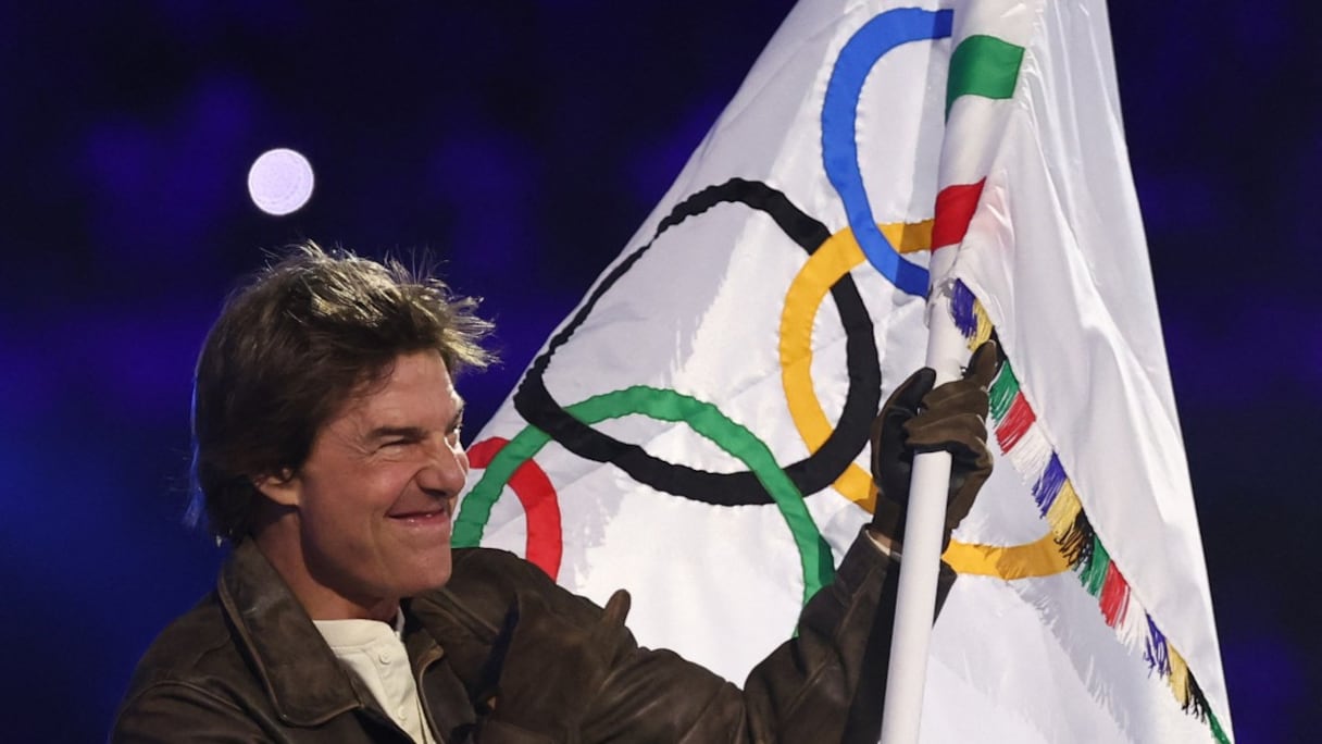 L'acteur américain Tom Cruise agite le drapeau olympique lors de la cérémonie de clôture des Jeux Olympiques de Paris 2024 au Stade de France