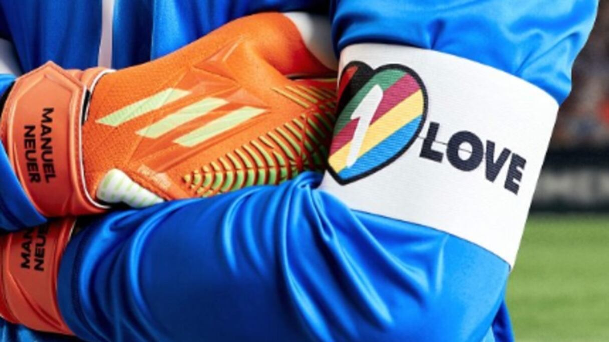 Le brassard OneLove que portera le capitaine de l'équipe de France ainsi que les autres équipes européennes concernées.