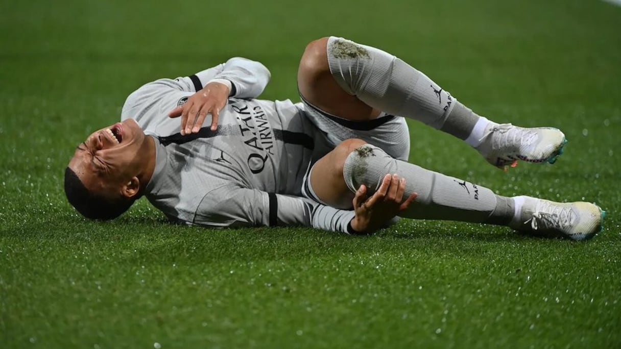 Kylian Mbappé blessé lors du match Montpelier-PSG, le 1er février 2023.