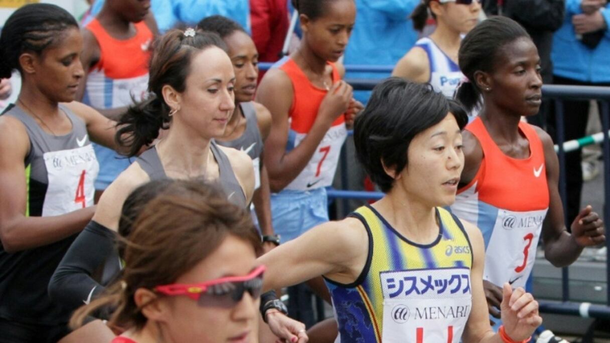 Les Japonaises Ryoko Kizaki (g) et Mizuki Noguchi (2e d) au départ du marathon de Nagoya, en mars 2013 au Japon.