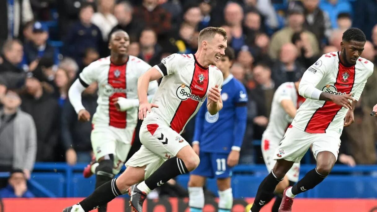 Le milieu de terrain de Southampton James Ward-Prowse célèbre son but contre Chelsea, le 18 février 2023.